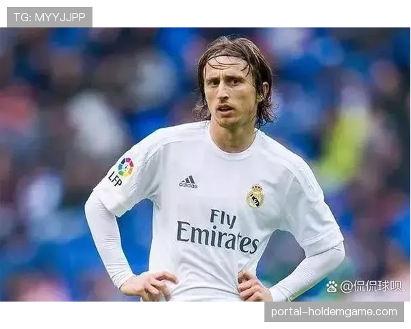 特写：39岁的莫德里奇替补登场策动绝杀，伯纳乌起立鼓掌