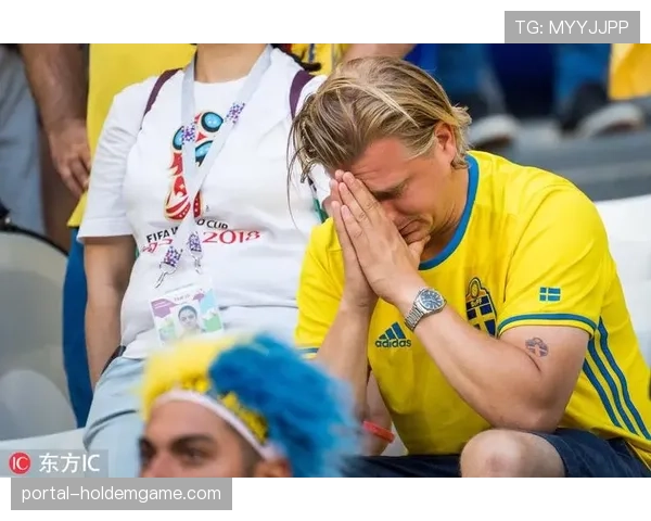 镜头捕捉：看台上马赛小球迷因球队丢球落泪，获对手球迷安慰