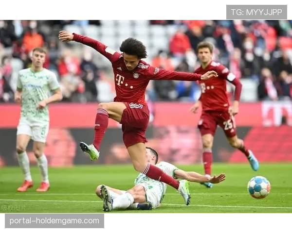 拜仁训练基地开放日，控球转换训练课吸引千名球迷观看